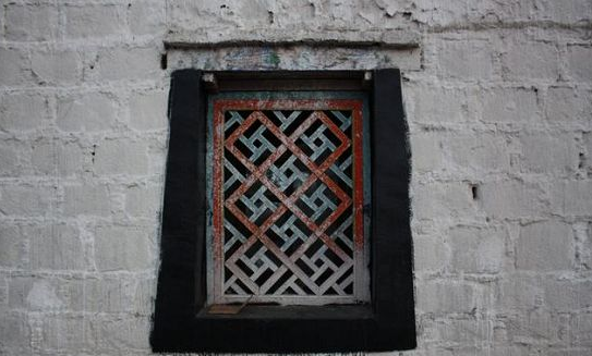 藏式建筑窗户上粗犷简单的窗棂(图1)